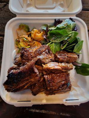 Kalbi plate (beef, rice, kimchi, salad)