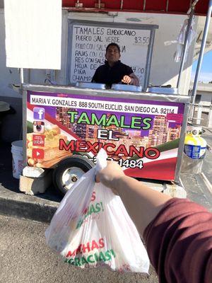 6 tamales to take home on my flight. Gracias, Senior!