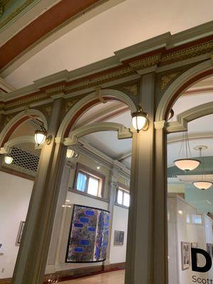 Arcades separate rotunda from galleries.