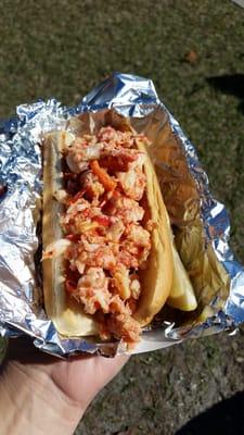 4 oz lobster roll ($11), butter only per my request