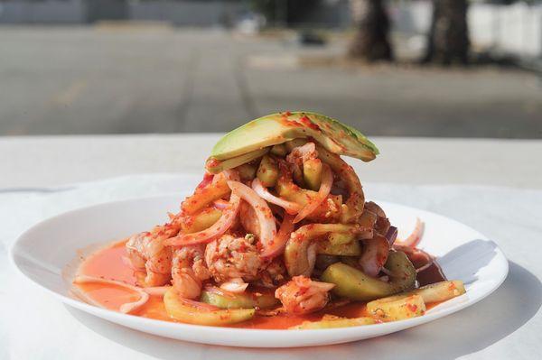 Tostada de aguachiles rojos