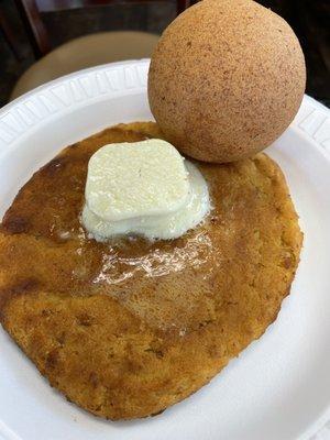 Arepa con choclo and bunelo