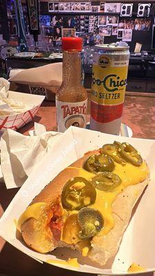 Spicy Pepperand Cheese Hot Dog, topo Chico seltzers