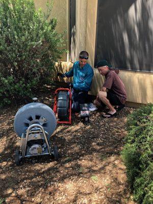 Elite Rooter technician explaining the plumbing process to a customer, ensuring clear communication and top-notch service.