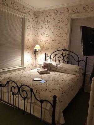 I stayed in the floral room and it was clean, beautiful and cozy...