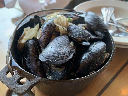 penn cove mussels "à la marinière" - white wine, shallots, celery, garlic