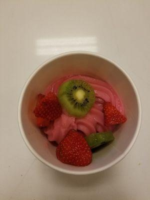 Strawberry (Fresa) with the choice of kiwi and strawberry toppings