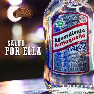 Brindemos por las noches inolvidables en El Paisa Bar. Eleva tu copa con el mejor Aguardiente Antioqueño.