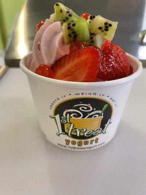 Kiwi Strawberry Yogurt with fresh Kiwis and strawberries