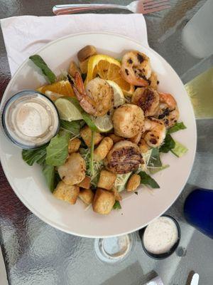 Salad special with shrimp and scallops