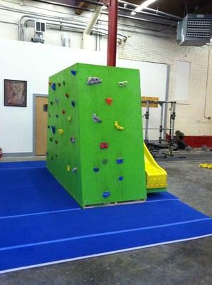 The kids boulder. Equipped with a slide for a fast and safe decent.