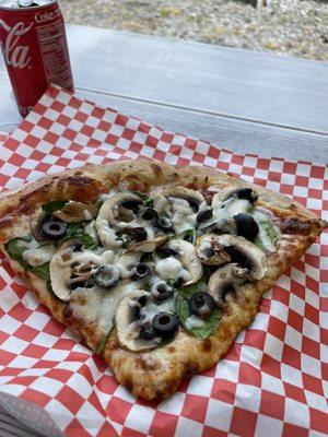 Mushrooms, olives & spinach XL slice