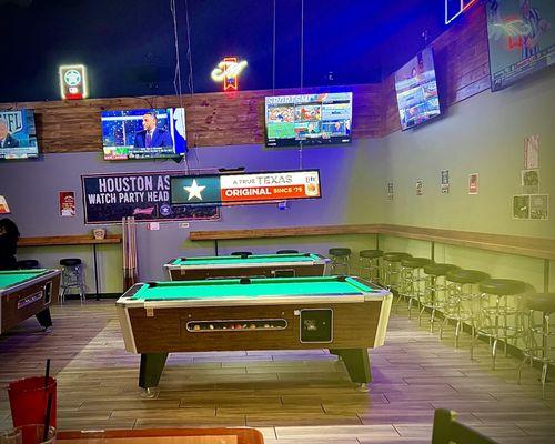 3 Pool tables