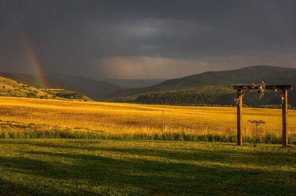 At La Joya Dulce Ranch, sweeping views await your Colorado barn wedding in Steamboat Springs.