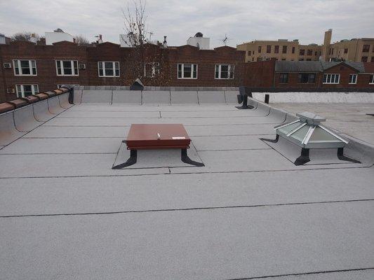 Flat roof completed with hydraulic hatch and new skylight