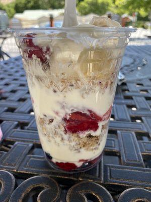 Yogurt berry parfait