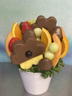 Delightful daisy fruit arrangement with chocolate