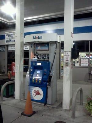 Roosevelt Field Mobile Gas & Service Station