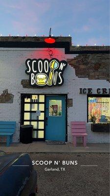 Store front of Scoop N' Buns