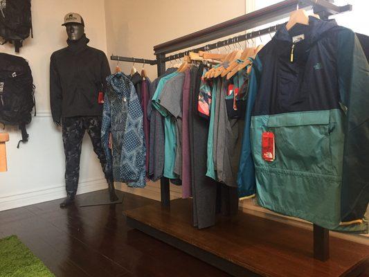 The North Face's best spring jackets, leggings, shorts, and pants now in-stock. Sizes in-stock for men and women.