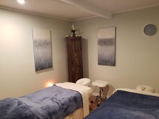 Couples massage ! $150 for  for 60min session in the same room.Arromatherapy ,hot towels ,candles and excellent  therapist included!