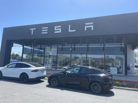 Front of Tesla service center