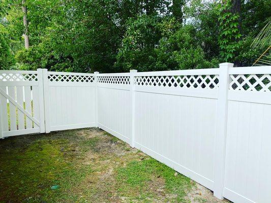 Lattice top vinyl privacy fence