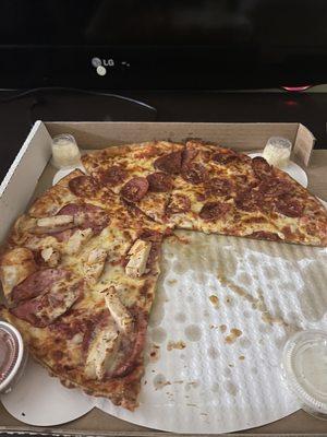 Chicken/ ham and pepperoni pizza