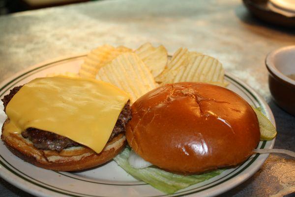 Cheeseburger and chips