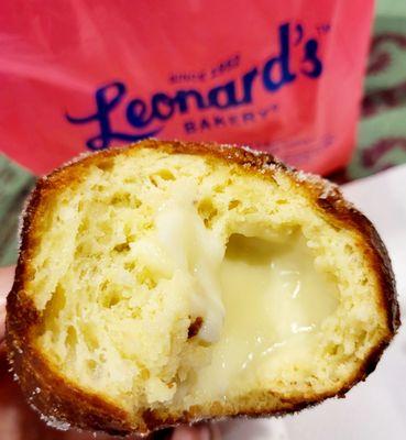 I broke protocol & got a custard filled malasada. Next time, I'm just gonna stick to what I know best..........da ORIGINAL Malasada.