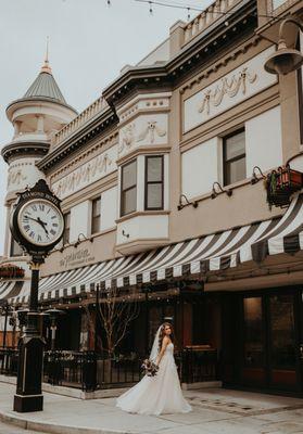 Hotel Diamond
Photo @ericamurphyphoto
Model @rachelleleann 
Dress @unforgettablebridesoroville 
Flowers @mcreationsfloraldesign