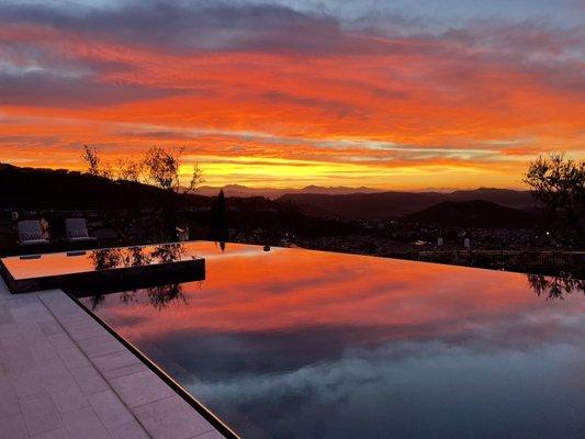 Infinity edge pool