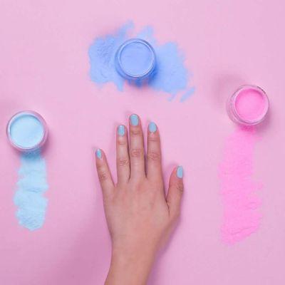 委It's time to change up your usual mani and try a
sun changing dip powder