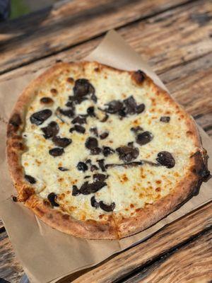 Truffle oil and mushroom pizza 2023