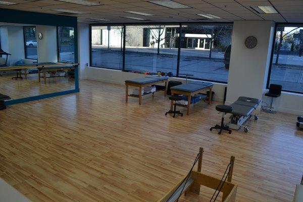 Open clinic gym space for functional rehabilitation