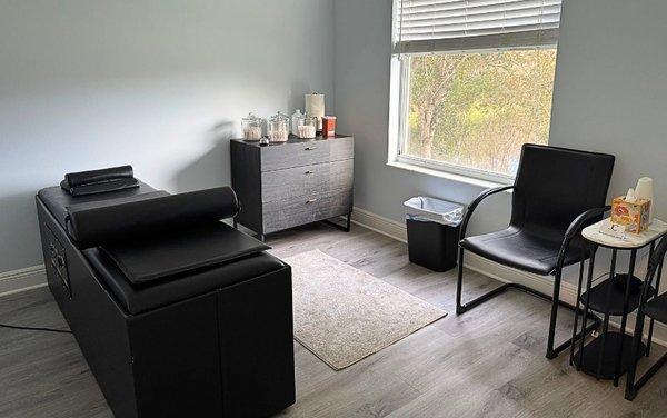 Acupuncture room with complementary intersegmental roller table.