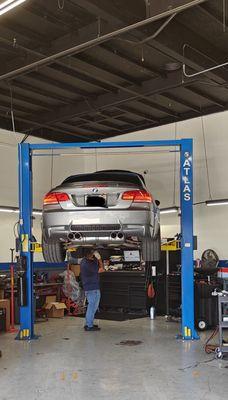 Juan diagnosing my car to see where the knocking sound is coming from. He said it is from my clutch.......  And he was RIGHT!!!!