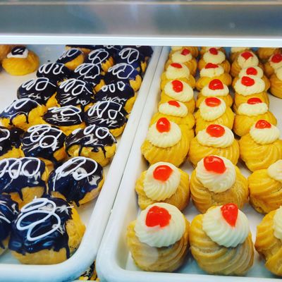 Cream puffs and mini zeppole