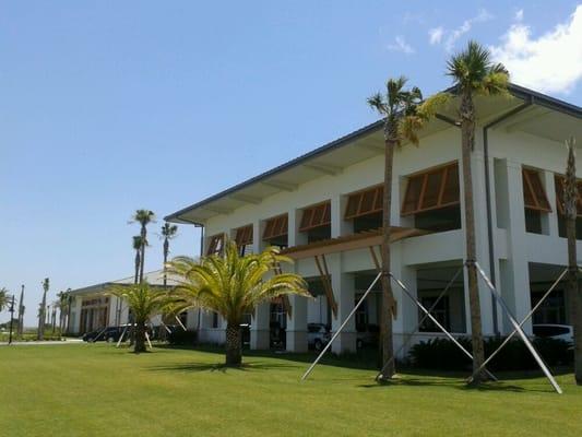 Wonderful facility with the ocean right behind!