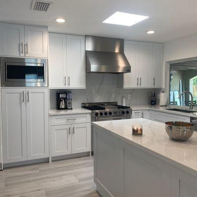 WHITE SHAKER CABINETS WITH CALACATTA COUNTER TOP