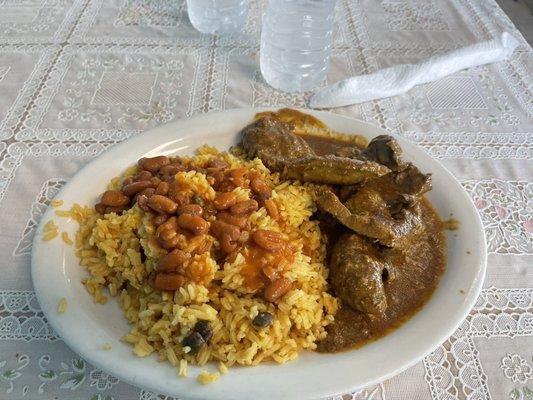 Smothered liver w/yellow rice and pintos