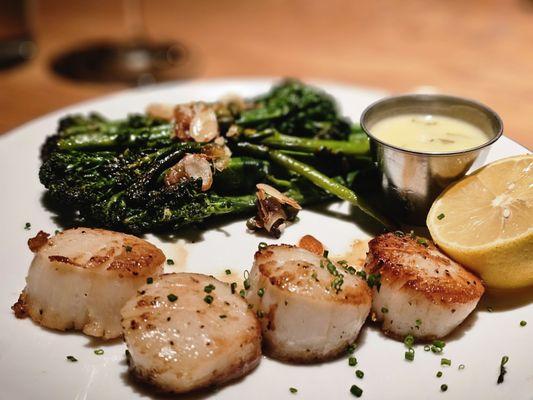 Diver scallops, lemon caper beurre blanc, grilled broccolini, shaved almonds, slices garlic, and capers