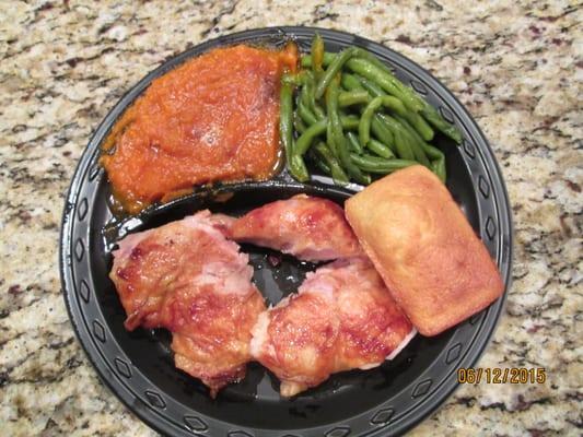 Dark meat chicken, green beans, yams, and cornbread.