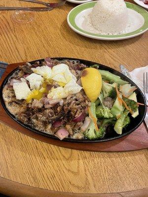 Pork and chicken liver with egg and broccoli.