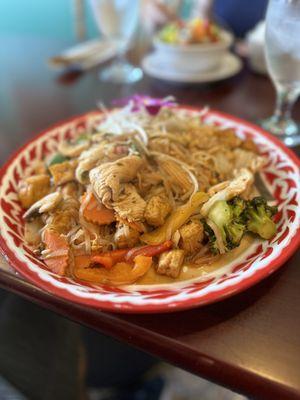 Chicken, vegetables and tofu Pad Thai