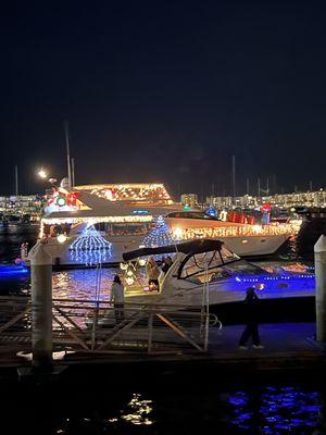 A FREE EVENT! A Fleet of Lighted Holiday Decorated Floating Vessels & Music @ The Marina Del Rey Boat Parade Christmas 2021