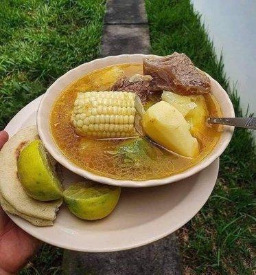 Caldo de res día domingo después de las 11 am