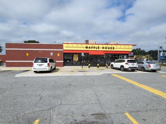 Photo of front of diner taken from parking lot.