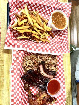 Grilled plate with chicken, chopped bbq pork and ribs with Fred and baked beans