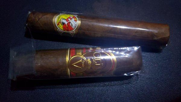 Tonight's selections are an Olivia Series V Double Robusto, and a La Gloria Wavell Natural.